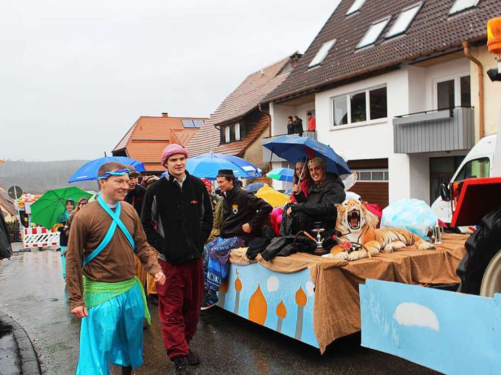 Vom Regen lieen sich die Unadinger den Spa an der Fasnet nicht verderben. Im Bild der Wagen von Elferrat Kai Ott, der Aladin und die Wunderlampe durchs Narrendorf zog.