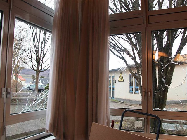 Sachbeschdigung an zwei Fenstern beim...lenfoyer und in der Eichstetter Schule  | Foto: Horst David