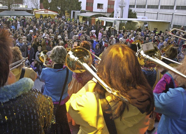 Fetzige Musik auf dem gut gefllten Ra...mstag beim Guggenmonsterkonzert sein.   | Foto: Jochen Fillisch