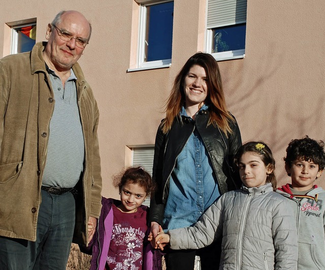 Carl-Otto Jaeschke vor der Gemeinschaf...suf sowie Heimleiterin Stefanie Frank.  | Foto: Siefke