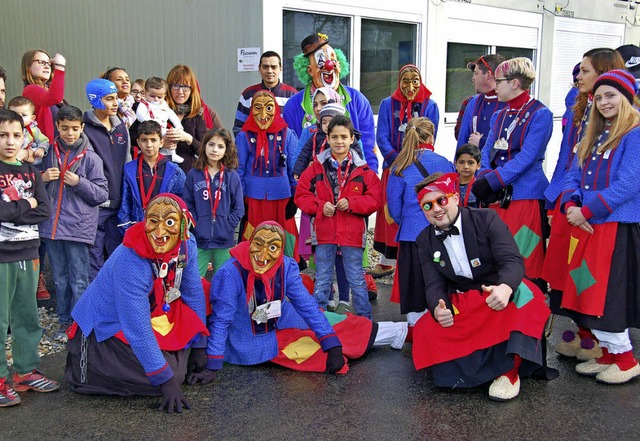 Flchtlinge erleben Fasnet zum ersten ...tlingen fr kurze Zeit zu unterhalten.  | Foto: Andrea Steinhart