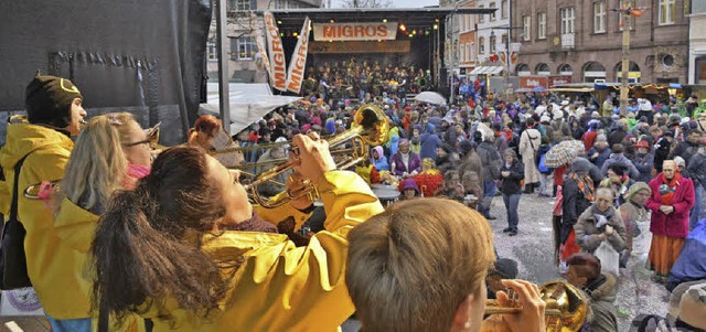 Whrend die Symfonieemsle  spielen, ... der groen Bhne auf ihren Auftritt.   | Foto: Barbara Ruda