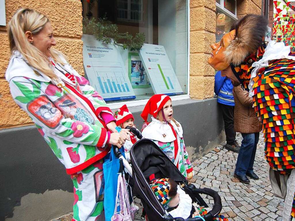 Hoch her ging es am Nachmittag des Fasnachtsdienstags in der Laufenburger Altstadt beim uralten Brauchtum des Narrolaufens.