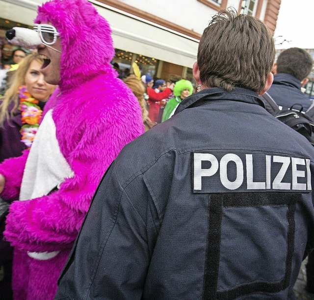 Zumindest fr die Polizei ist die Fasent nicht immer lustig.  | Foto: dpa