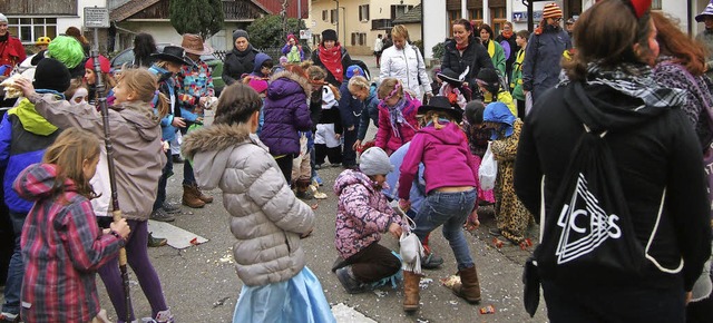 Immer wieder ein besonderes Vergngen:...igkeiten-Wettsammeln beim Kinderumzug.  | Foto: Gabriele Poppen