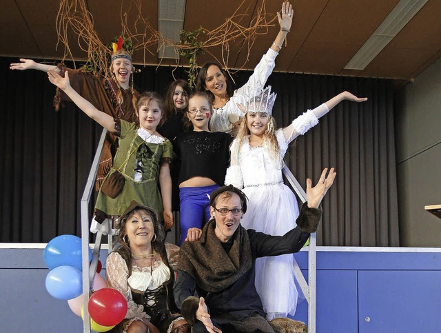 Die Ihringer Kinderfasnet  organisiert...er (hinten rechts) vom Jugendzentrum.   | Foto: Elisabeth Saller