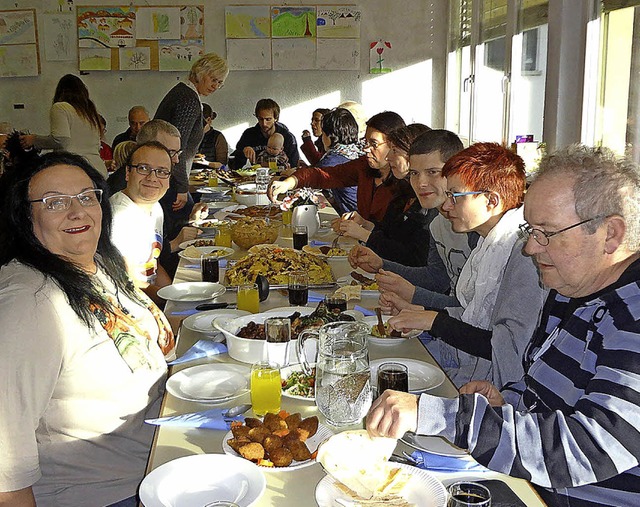 Mit einem Essen bedankten sich die Flchtlinge in Wies  bei den Helfern.   | Foto: Gudrun Gehr