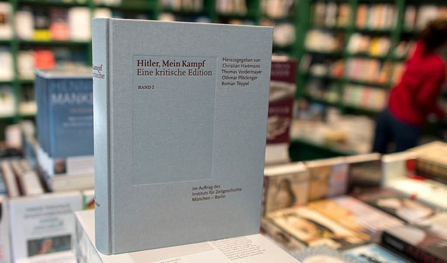 Die neue Ausgabe von &#8222;Mein Kampf&#8220; im Buchhandel   | Foto: dpa
