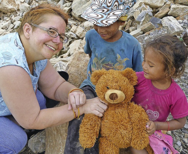 Ein Seelbacher Teddy sorgt bei Kindern...r ein Lcheln, links Dorothee Oldak.   | Foto: privat