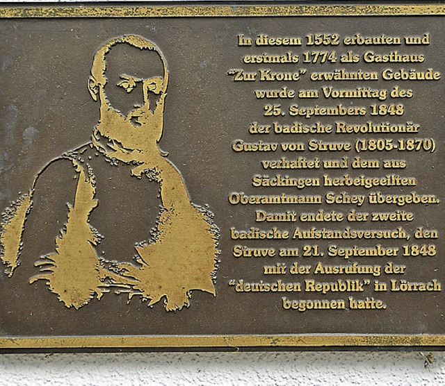 Die Gedenktafel an der Krone in Wehr erinnert an den Revolutionr Struve.   | Foto: Hrvoje Miloslavic