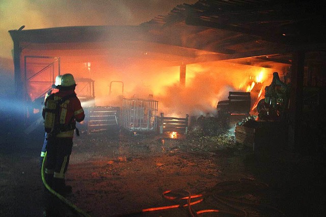 Ein Brand in einem Gerteschuppen hat ...hler Feuerwehren auf den Plan gerufen.  | Foto: Horst David