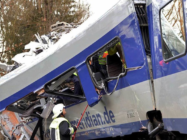 Trmmer an der Unfallstelle eines Zugunglcks in der Nhe von Bad Aibling  | Foto: dpa