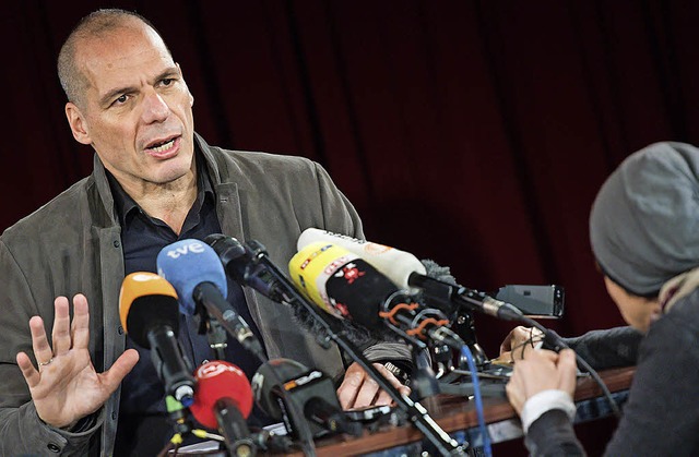 Der Mann mit dem aufgestellten Kragen: Varoufakis in Berlin  | Foto: dpa