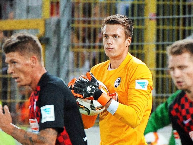 SC-Schlussmann Alexander Schwolow (Mit... der Niederlage gegen Bochum gelassen.  | Foto: Michael Heuberger
