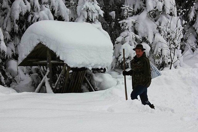 Ein Herz fr Tiere: Hubert Wursthorn fttert das Rehwild im Bubenbacher Wald.  | Foto: Gert Brichta