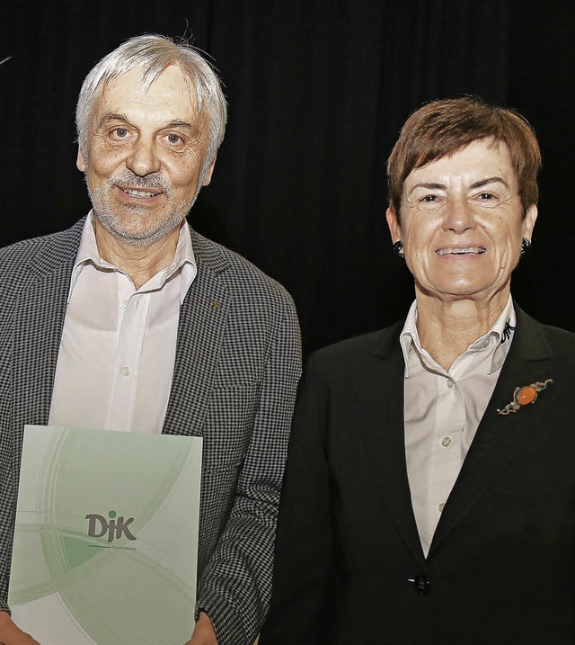 Ulrich Rospleszcz erhielt die Ehrennad...t ehrte  der Vorsitzende Eugen Jger.   | Foto: sandra decoux-kone