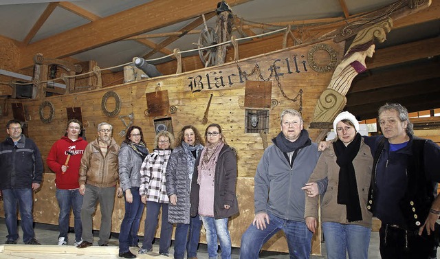 Die fleiigen Schiffsbauer bei der Arb... Weis, im Hintergrund das Helferteam.   | Foto: Heidi Fssel