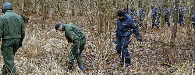 Rund 50 Beamte durchstreiften mehrere ...offnung auf verwertbare Beweismittel.   | Foto: Hubert Rderer