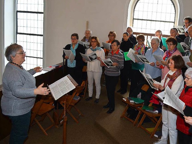 Claudia Gtting dirigiert nicht nur de... Gesangverein Rhenus Efringen-Kirchen.  | Foto: Nikolaus Trenz