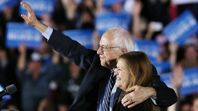 Bernie Sanders und seine Frau Jane O&#...inken den Anhngern nach dem Sieg zu.   | Foto: AFP