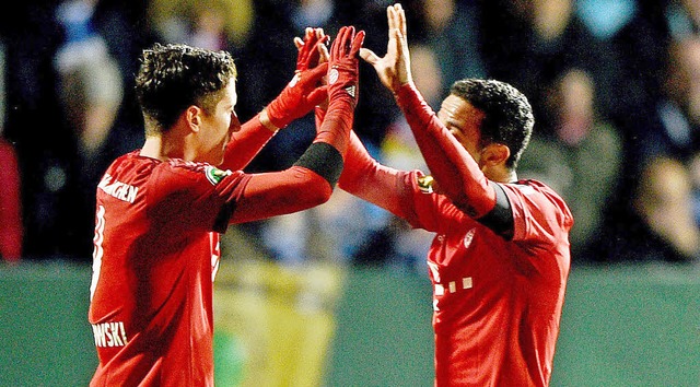 Robert Lewandowski (links) und Thiago ... Treffer fr die Mnchner  in Bochum.   | Foto: dpa