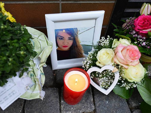 Mit Blumen und Kerzen erinnerten Freib... nach der Tat an das 21-jhrige Opfer.  | Foto: Rita Eggstein