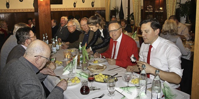 Zwei Mnner in Rot genieen den Hering... das Wort im Wahlkampf der Landes-SPD.  | Foto: Babette Staiger