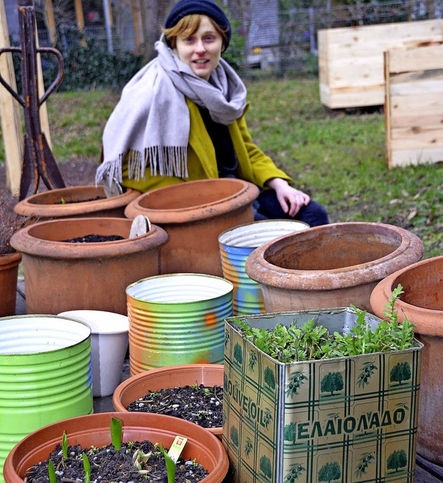 Alina Gross, eine der Initiatorinnen  ...n selbstgebaute Kisten  fr Hochbeete.  | Foto: Sabine Ehrentreich