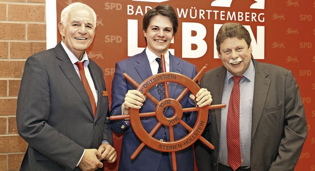 Verleihung des Roten  Steuerrads durch...vereinsvorsitzender Martin Kickhfen.   | Foto: Anja Bertsch