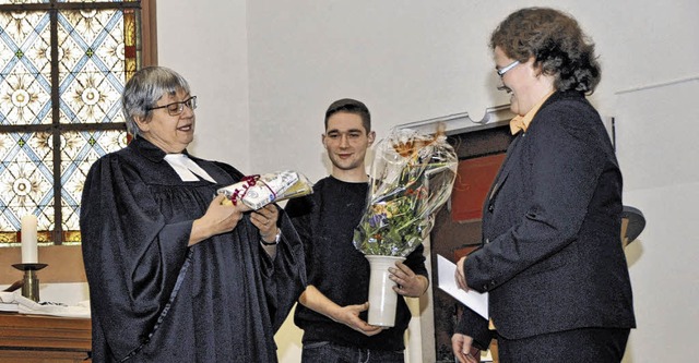 Gemeindediakonin Julia Schnurr (rechts...anin Christiane Vogel  verabschiedet.   | Foto: Herbert Schnbele