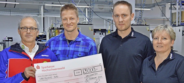 Freude ber  3000 Euro bei Bergwacht-S...Beate Buhl (von links)  berreichten.   | Foto: Gerhard Lck