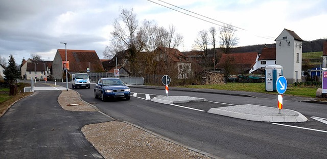 Der neue Radweg (links) und die Fugn...hrer gehen jetzt automatisch vom Gas.   | Foto: Langelott
