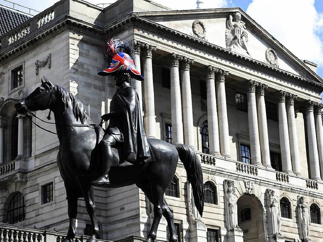 Reiterstatue mit Union Jack (im Jahr 2012) vor der Bank of England in London   | Foto: dpa
