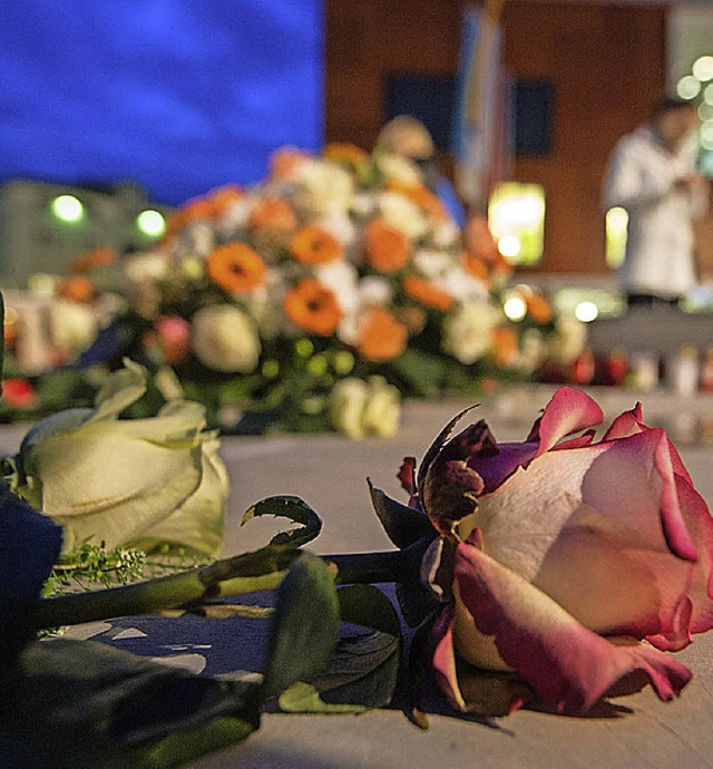 Blumen und Kerzen vor dem Rathaus in Bad Aibling  | Foto: dpa
