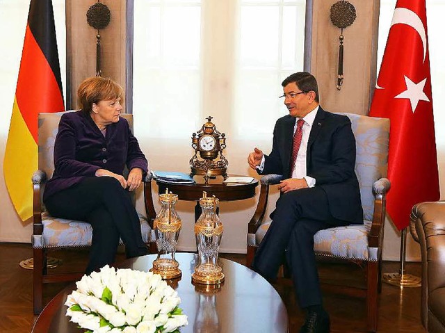 Kanzlerin  Merkel und der trkische Premier Davutoglu  | Foto: dpa