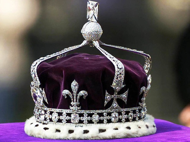 Ganz links  an der Krone der verstorbe... der Diamant &#8222;Koh-i-noor&#8220;.  | Foto: dpa