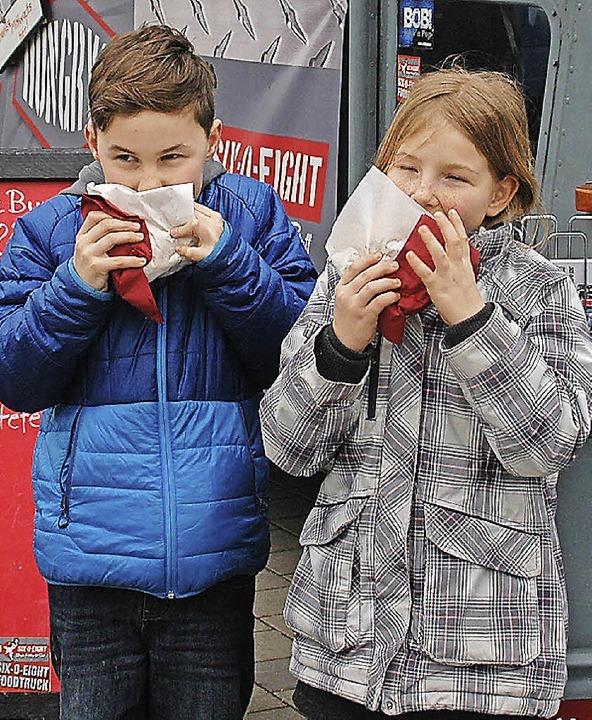 Zisch-Reporter Max und Antonia genieen ihre Burger.   | Foto: Privat