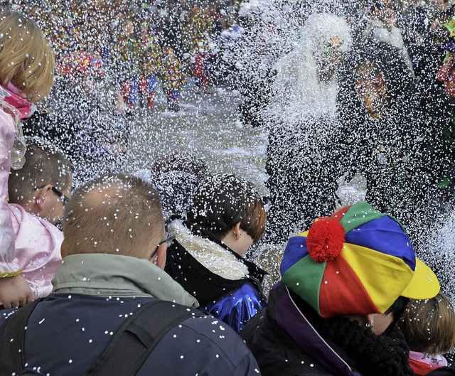 Erst auf die Mtze, dann in der Ritze, Konfetti ist ziemlich hartnckig.  | Foto: Gerhard Walser