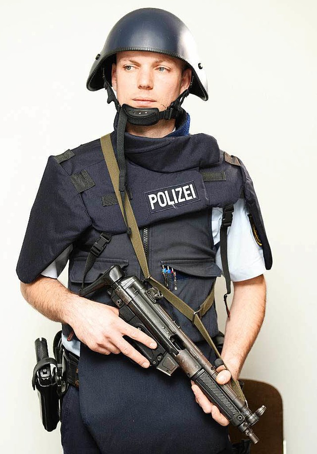 Ein Polizist prsentiert in Stuttgart ...stung fr den Kampf gegen Terroristen.  | Foto: dpa