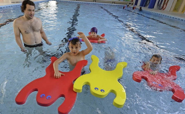 Wasserratten: Igor (6, links) und Elia... und ihr Schwimmlehrer Thomas Hler.   | Foto: Eggstein