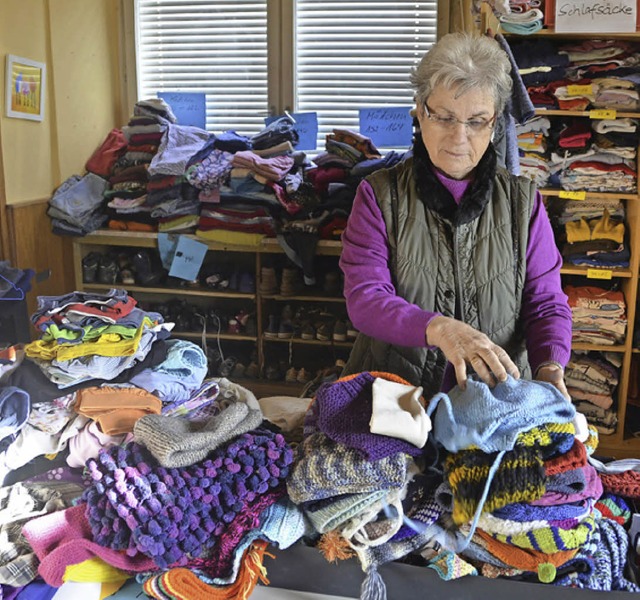 Elisabeth Mller, seit vielen Jahren e...  beim Sortieren von  Winterkleidung.   | Foto: Helmut Seller