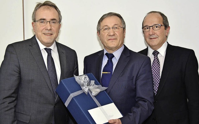 Volksbank-Vorstand Markus Singler (lin...enst bei der Volksbank Breisgau Nord.   | Foto: privat