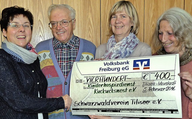 400 Euro spendete die Ortsgruppe Titis... und  Barbara Meyer vom Kuckucksnest.   | Foto: Monika Hofmeier