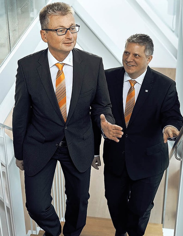 Vorstandsvorsitzender Werner Thomann (vorn) und Bankdirektor Martin Walz   | Foto: Volksbank