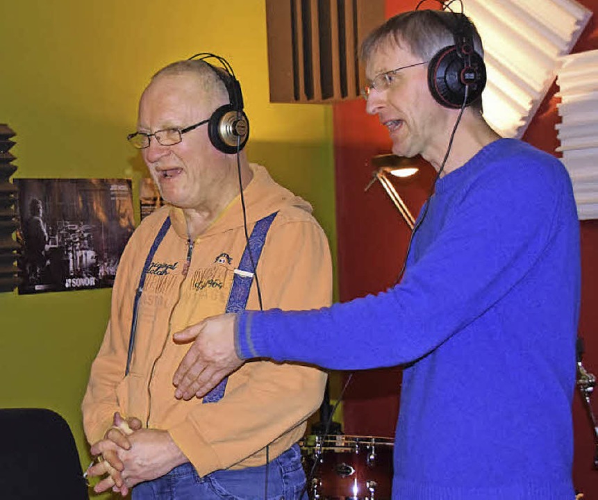 Stefan Nottbrock hilft Franz Baumer be...singen eines Refrains im Aufnahmeraum.  | Foto: Sarah Nöltner