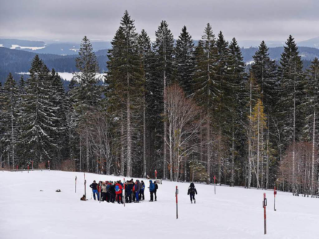 Lawinenbung mit der Bergwacht: Mehr als 25 Leser sind bei der Aktion BZ-Hautnah auf dem Feldberg auf Vermisstensuche.