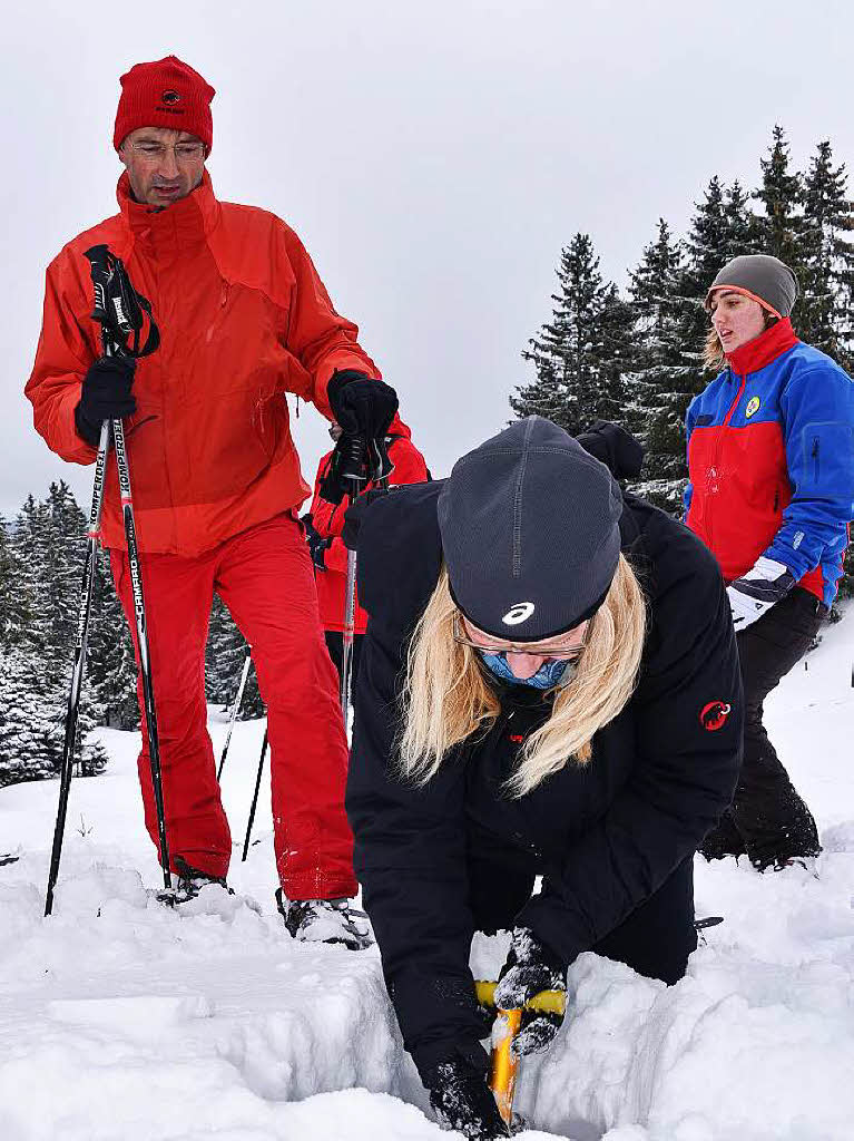 Lawinenbung mit der Bergwacht: Mehr als 25 Leser sind bei der Aktion BZ-Hautnah auf dem Feldberg auf Vermisstensuche.