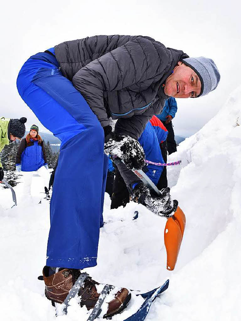 Lawinenbung mit der Bergwacht: Mehr als 25 Leser sind bei der Aktion BZ-Hautnah auf dem Feldberg auf Vermisstensuche.