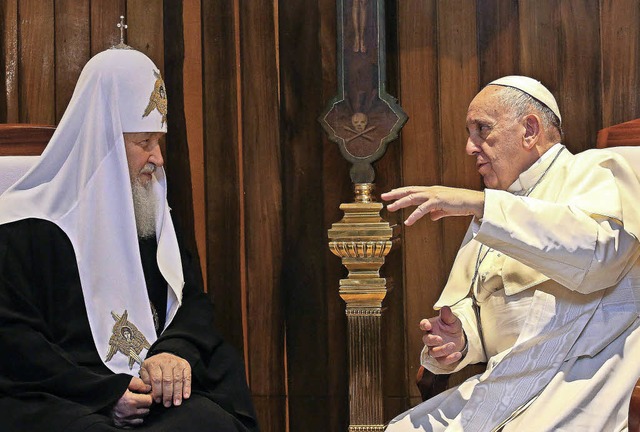 Papst Franziskus (rechts) und Patriarc... Freitag in Kubas Hauptstadt Havanna.   | Foto: AFP