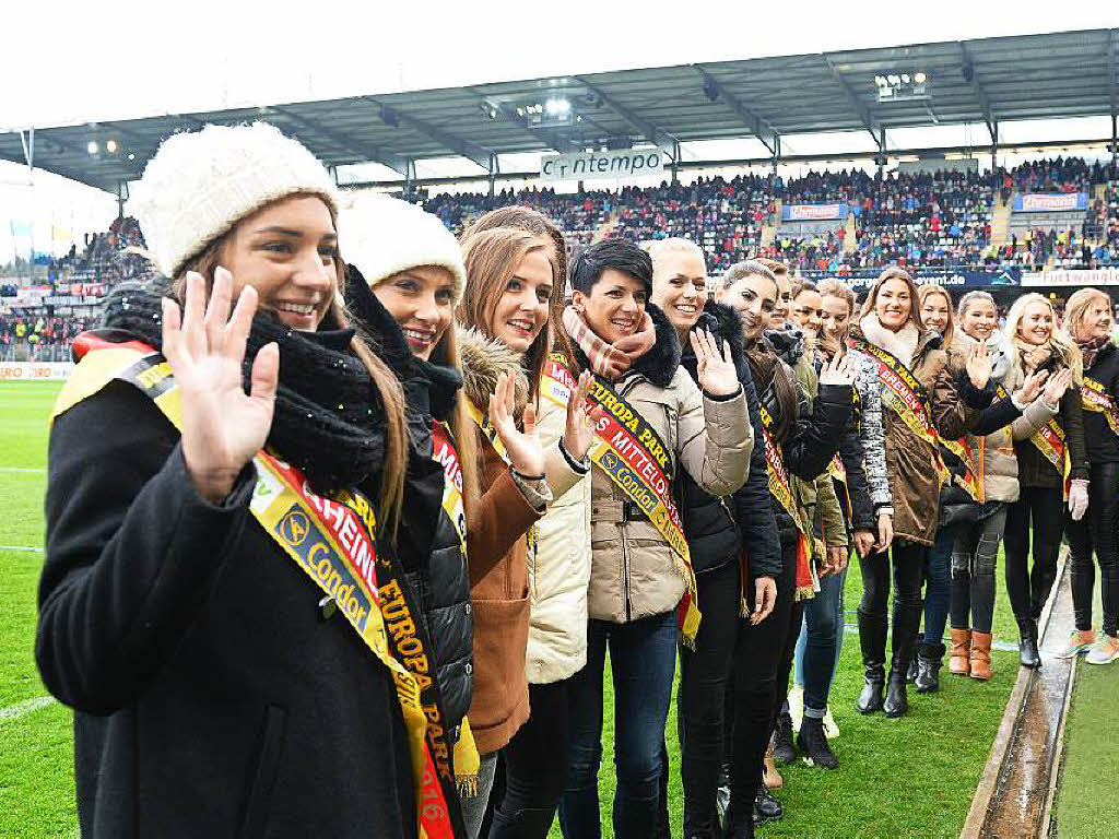 Neben dem Fuball waren auch die Kandidatinnen fr die Misswahl im Stadion – auch sie konnten die Niederlage nicht verhindern.